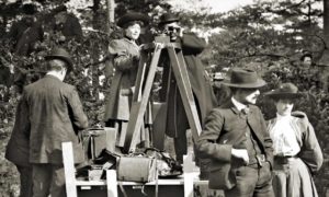 Photographie d'Alice Guy, première réalisatrice de l’Histoire du cinéma.