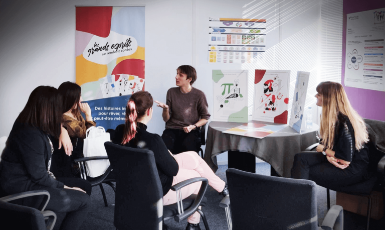 Collaborateur.rice.s écoutant un conteur d'histoire