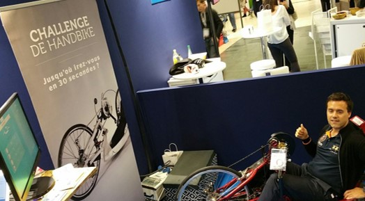 Photo d'un collaborateur utilisant le handbike