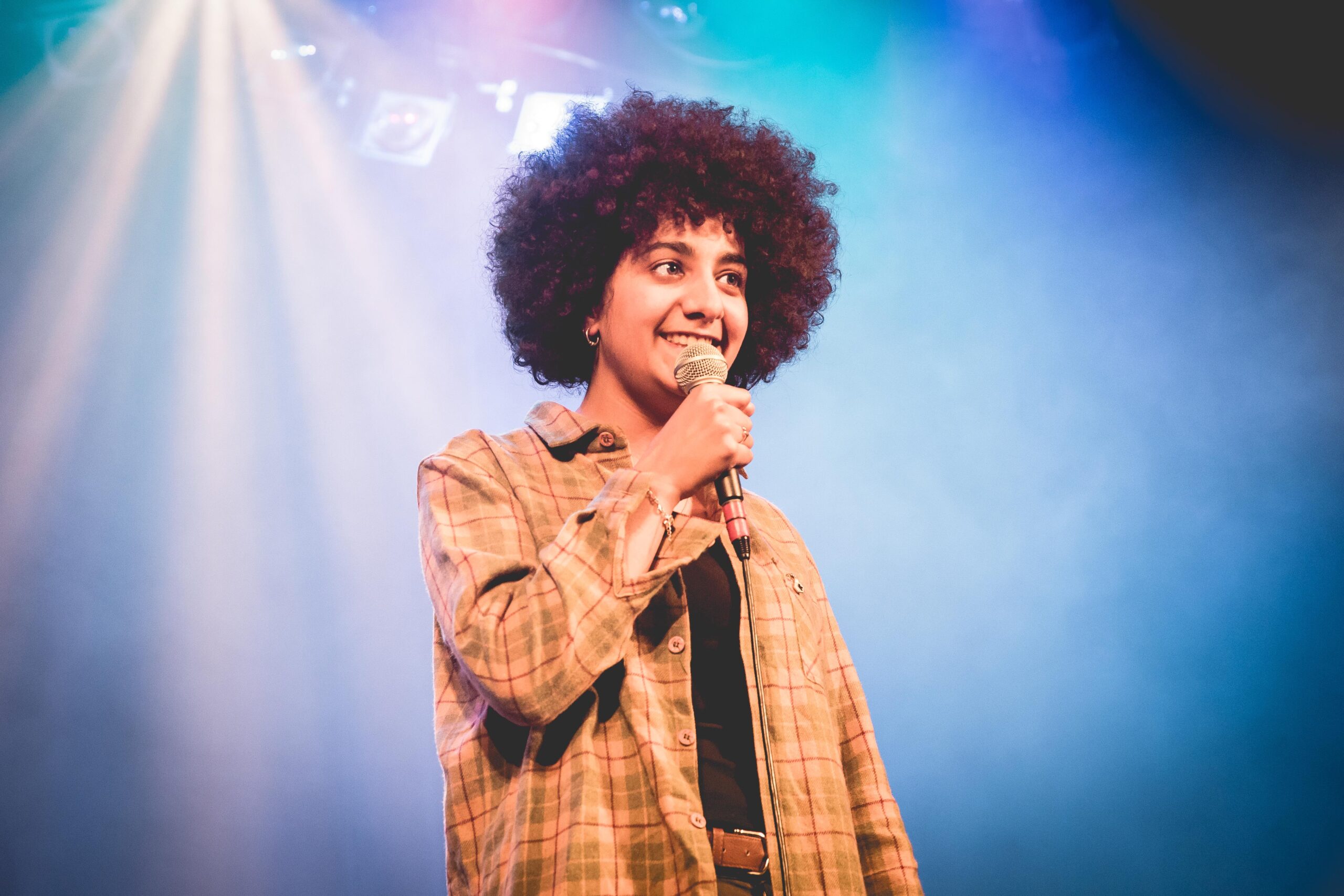 Coups de cœurs culturels féministes : photo de Tahnee. Une humoriste française, comédienne, improvisatrice et chroniqueuse dans divers médias